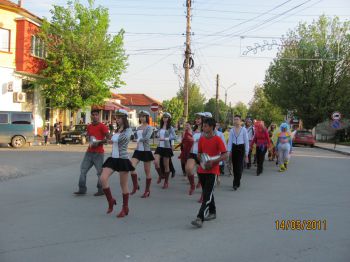 Панаирно настроение с много танци на наши и румънски групи  в Две могили  през уикенда   