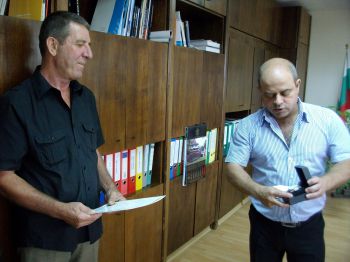 Областният управител Пламен Стоилов награди служител за върнати пари 