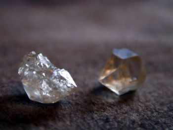 Четири диаманта, залепени в каталог, откриха митническите служители на Аерогара София