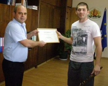Областният управител връчи грамота и подари икона и трибагреник на световния шампион по бокс Алексей Рибчев   