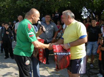 Пламен Нунев дари маркови спортни екипи на футболен отбор в село Горно Абланово