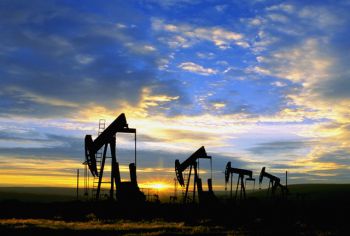 Петролът поевтиня под 76 долара за барел за първи път от повече от година