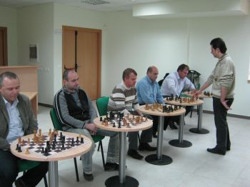 Данъчните от НАП- Русе достойно са представят на блиц- сеанс по шах