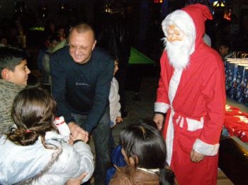 ГЕРБ дари десетки деца и техните родители в град Бяла