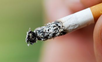 От пълна към частична забрана на тютюнопушенето предлагат независими депутати