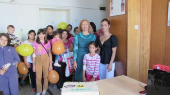 Клиника Дукови подари за  Деня на усмивката  безплатни прегледи  за деца и торта