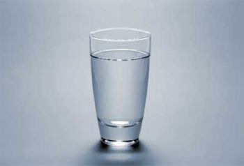 Чаша топла вода сутрин подобрява метаболизма