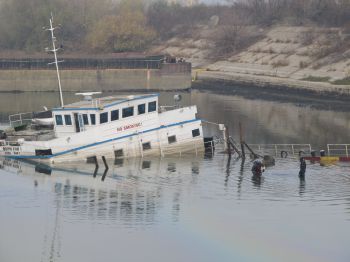 Изправят потъналия кораб край Русе в понеделник