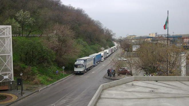 Ограничават движението на тежкотоварни автомобили