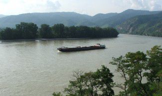Танкер с 1200 тона дизелово гориво е заседнал в река Дунав