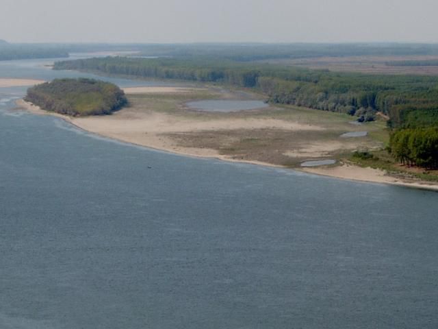 Нивото на Дунава пада, затруднява корабоплаването
