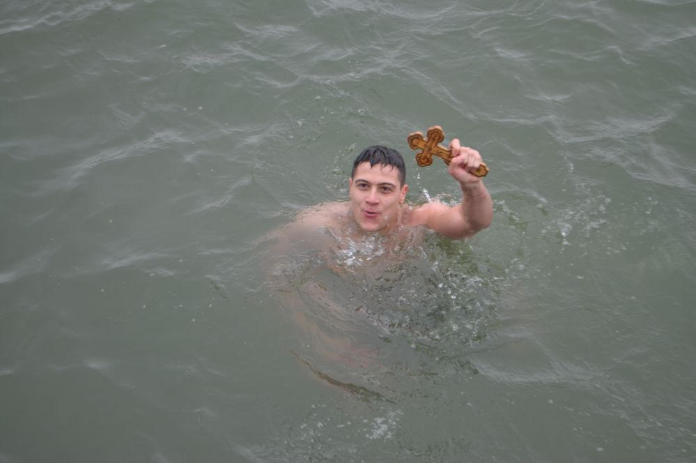 21- годишният треньор по плуване Тео сбъдна мечтата си, извади кръста от Дунава