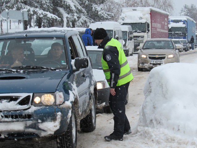  Отвориха пътя Русе-Разград Между Русе и Кубрат са се натрупали преспи от по 5 метра 