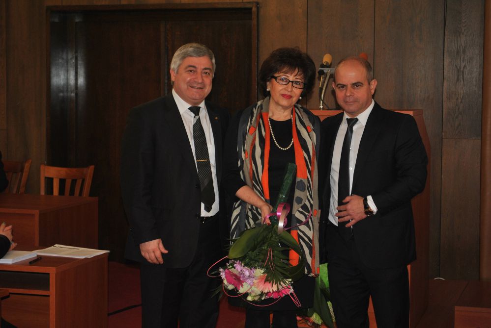 Поздравления за д-р Константинова от Стоилов и  Белоев по случай Деня на родилната помощ