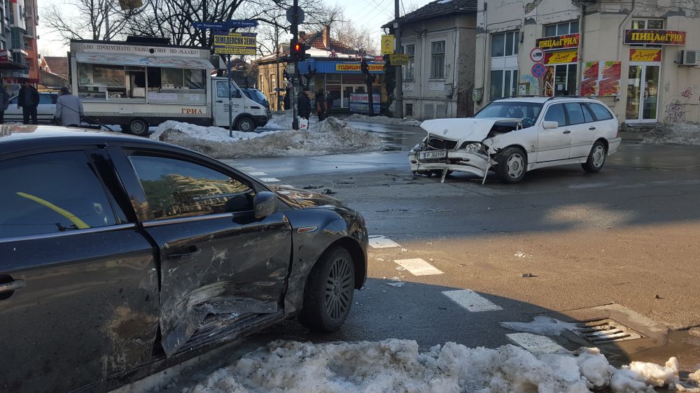 БМВ натресе в Мондео на кръстовище по 