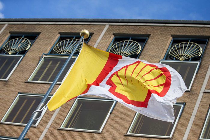 Евтиният петрол смъкна печалбата на Shell с 87% 