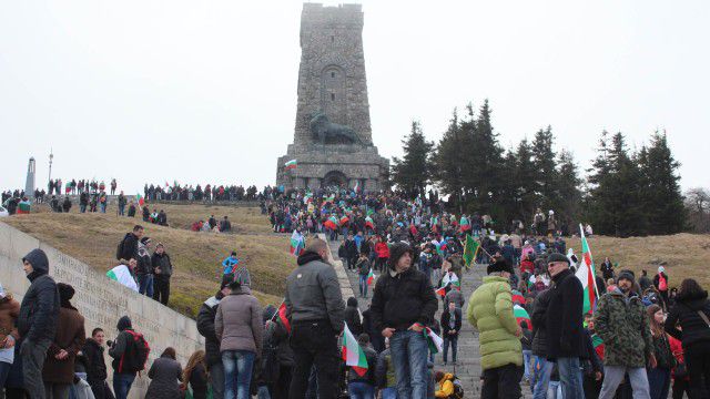 Хиляди се качиха на Шипка за националния празник