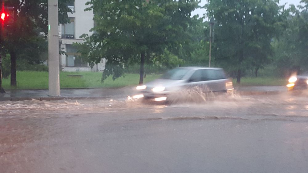 20 минути силна буря и още по-силни валежи над Русе