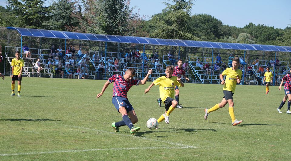 Три от четирите купи от международния футболен турнир “West football arena” отпътуваха за Румъния