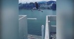   Британският търсач на силни усещания Макс Кейв направи скок между два 25-етажни небостъргача в Хонконг, Китай, съобщи „Дейли мейл“, цитиран от fakti.bg.