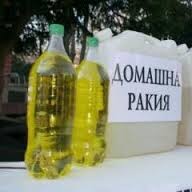 Търговец на нелегална ракия продава стоката си на паркинг пред хипермаркет в Русе