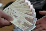   Наетите на трудов договор и държавните служители са с 46 100 души или с 2% повече в сравнение с година по-рано