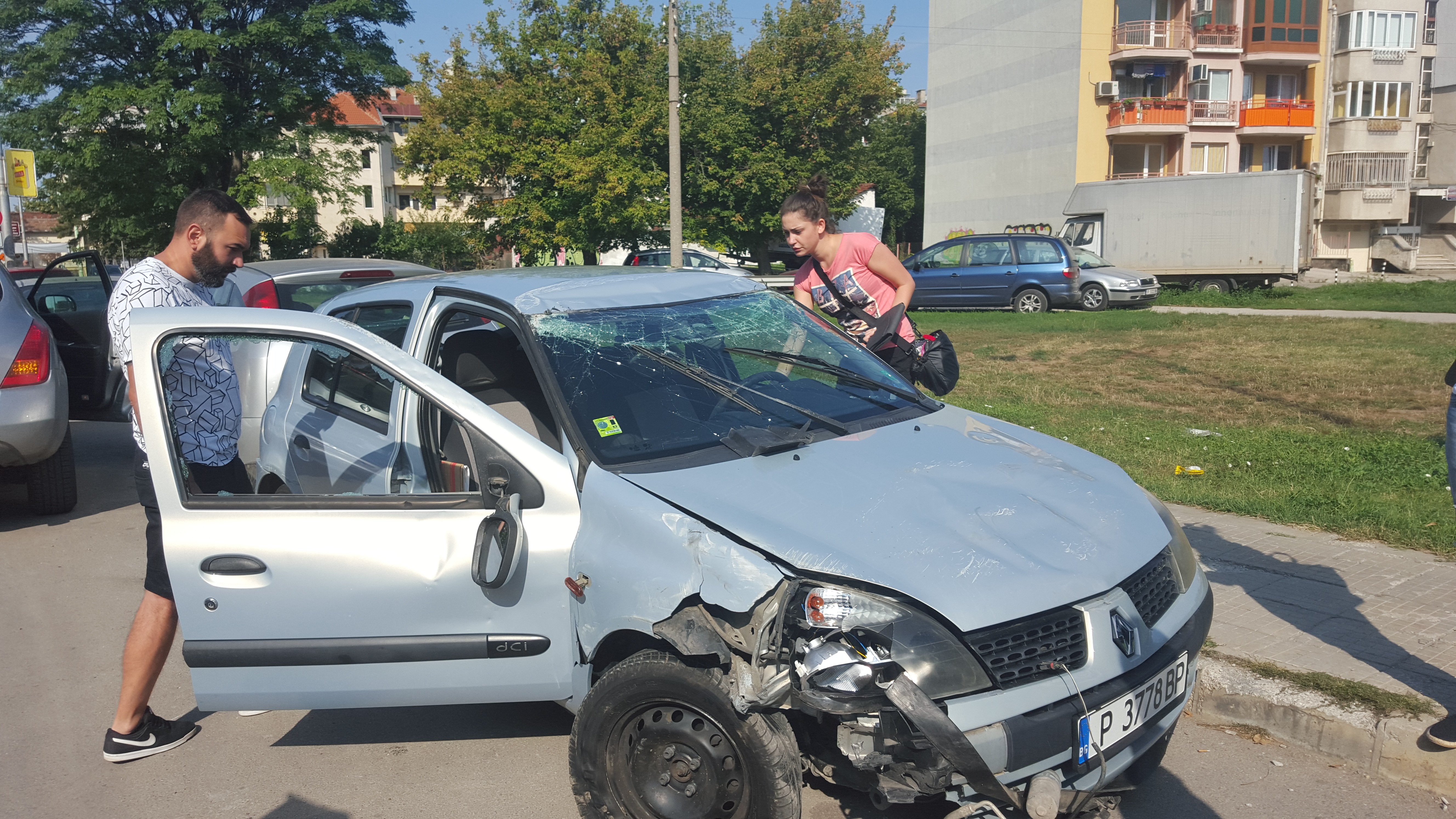 Рено клио се преобърна по таван след удар в автомобил пред него 