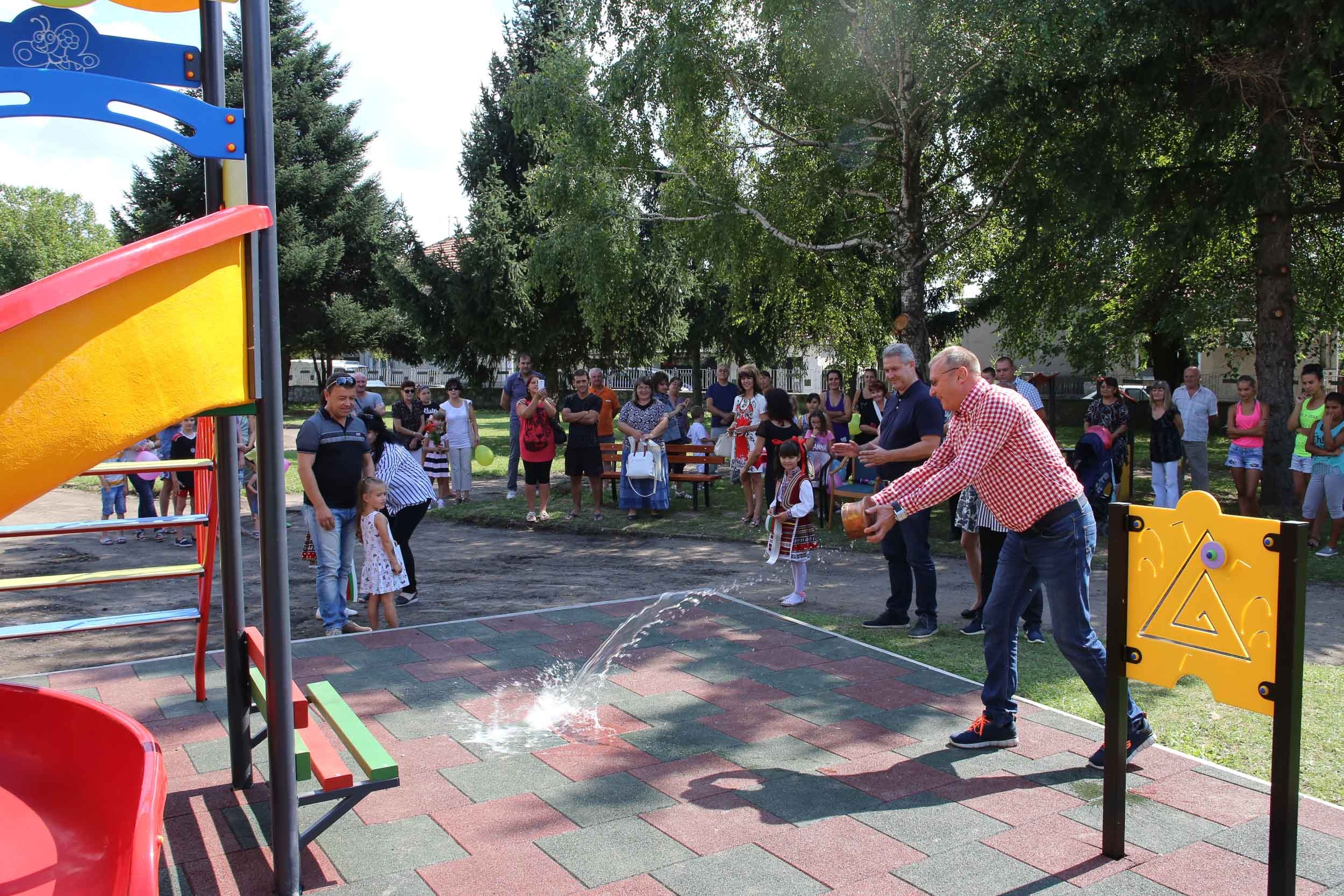 Откриха нова детска площадка в Бяла