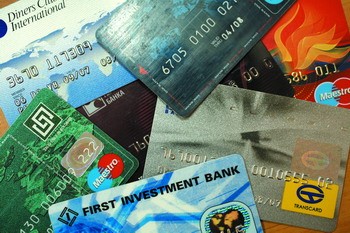 Банките взeмат около 19% лихва по кредитните карти 