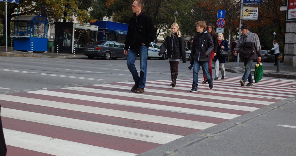 Становище: На пешеходна пътека предимство има само пешеходец, съобразил скоростта на идваща кола