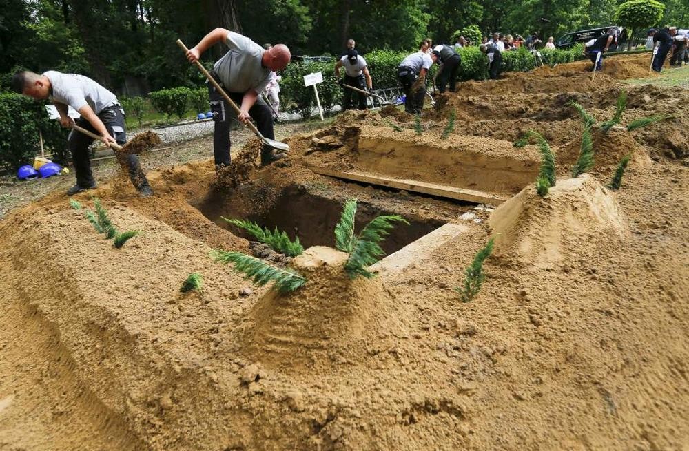 Страховито състезание: Шампионат по бързо изкопаване на гробове в Словакия