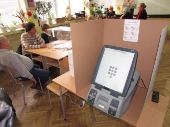  Машинното гласуване ще оскъпи двойно изборите Правителството и ЦИК смятат, че пари ще се намерят и че подготовката върви по график 