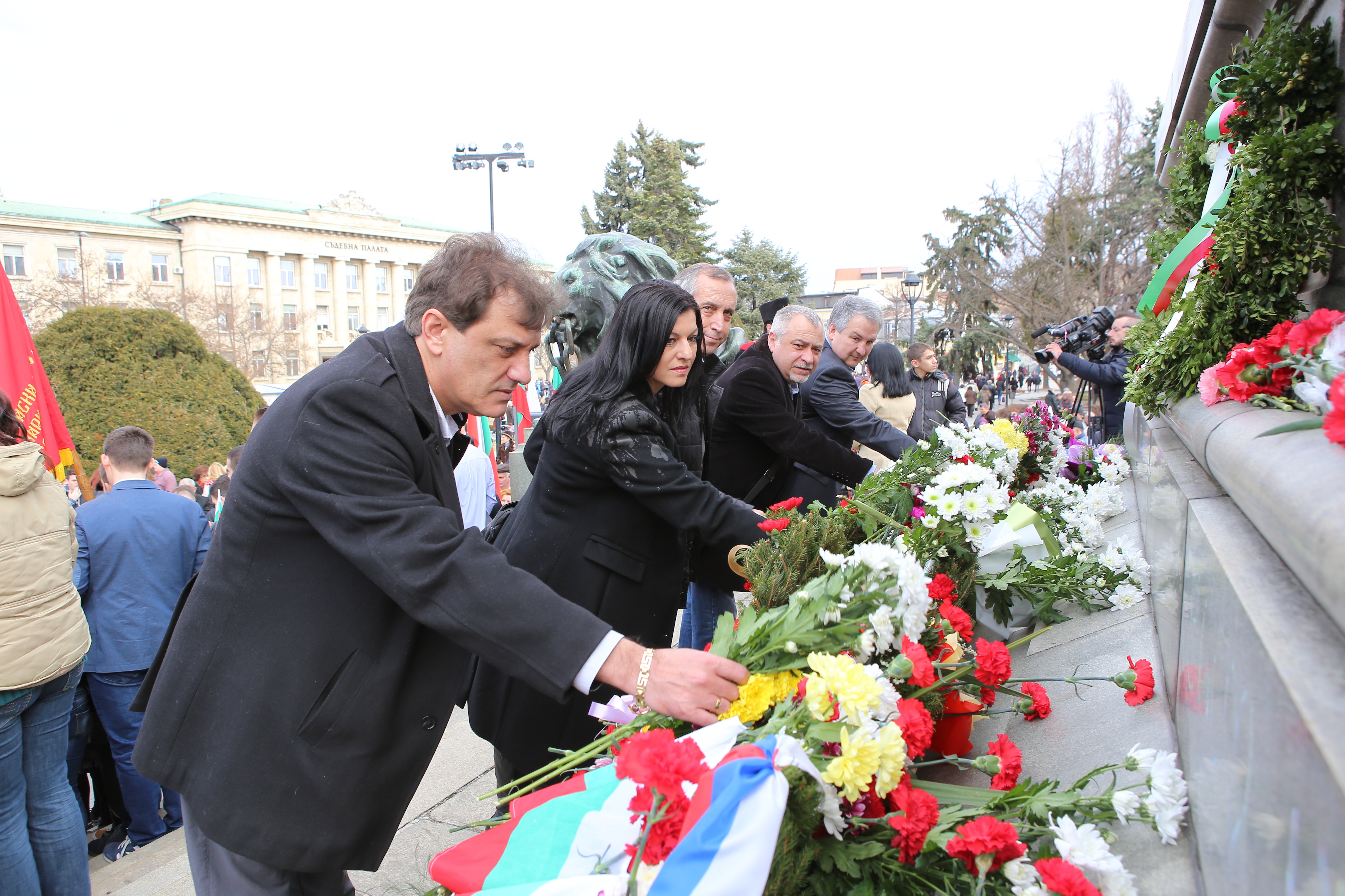 Кандидати за депутати от ГЕРБ  в 19-и МИР – Русе положиха цветя пред Паметника на свободата в Русе на 3 –и март 