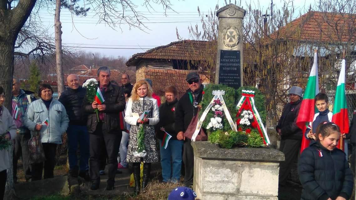 Светлана Ангелова от ГЕРБ положи цветя в селата Чилнов и в Баниска