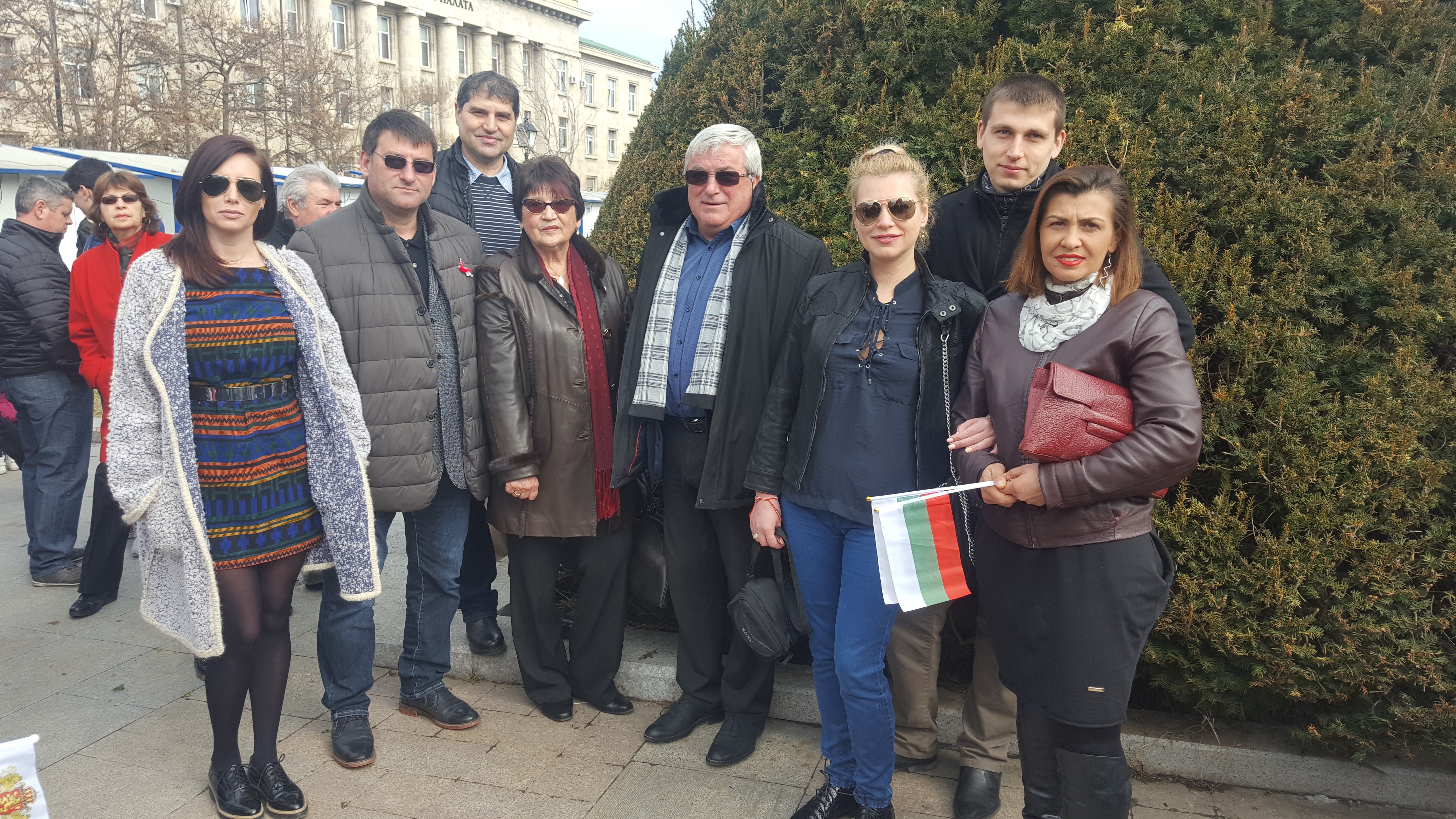Кандидат депутати и активисти от Коалиция АБВ- Д-21 поднесоха цветя на Пеметника на Свободата в Русе