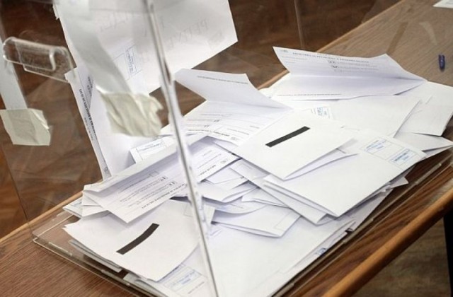 Близо 24 на сто или почти 51 000 души са гласували в Русенско към 13 часа