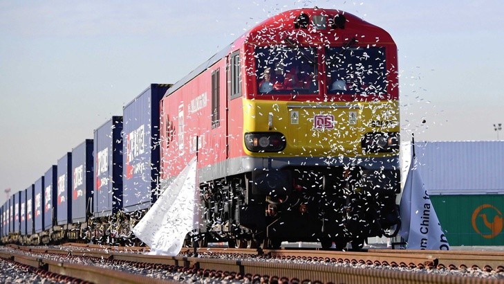 Първият товарен влак от Великобритания за Китай започна днес дългото си пътуване по съвременния „път на коприната”. 