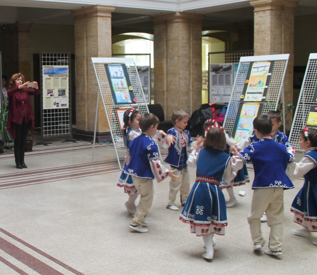 Деца от четири градини показаха свои рисунки в Русенския университет