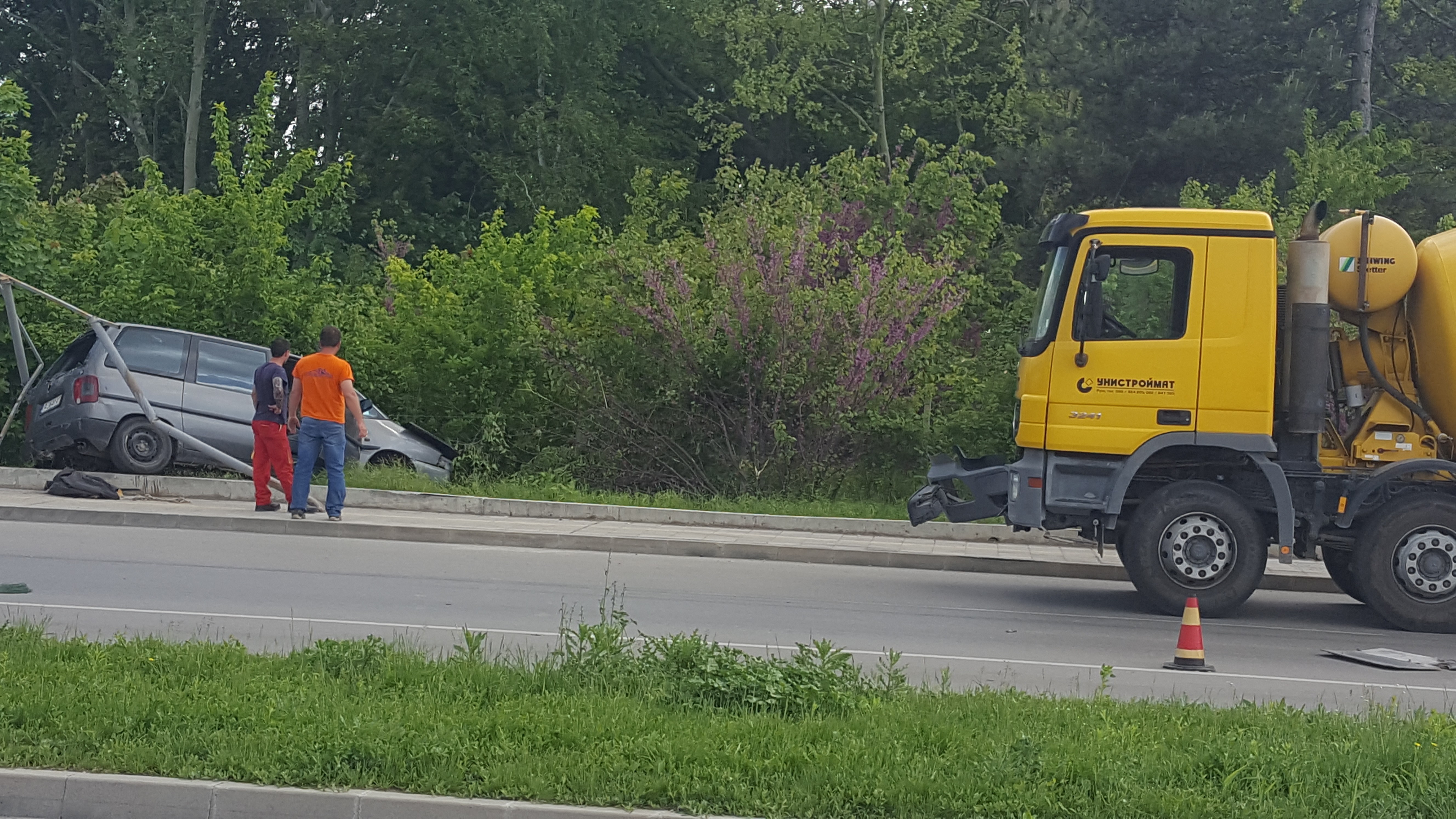 Бетоновоз прати в болницата възрастен шофьор на автомобил