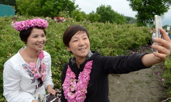 Туристи от цял свят гостуваха на Празника на розата в Казанлък   