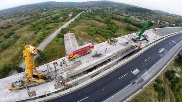 Строят нови 25 км от магистрала `Хемус` 