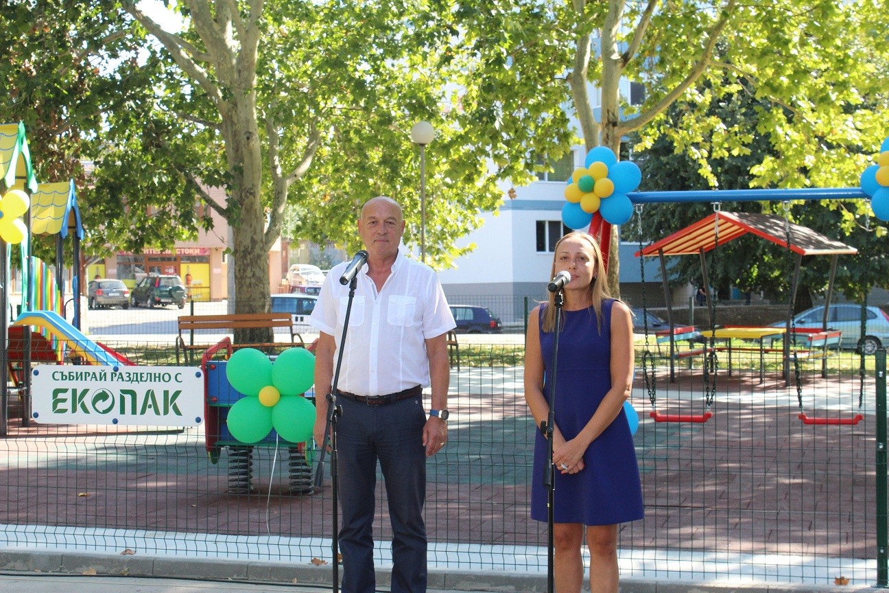 Две нови детски площадки дари `Екопак България` на Община Русе