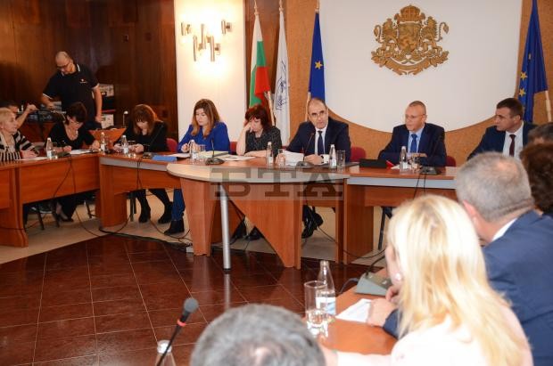 Вътрешната комисия подкрепи промените, с които се улеснява работата на чужденци в България