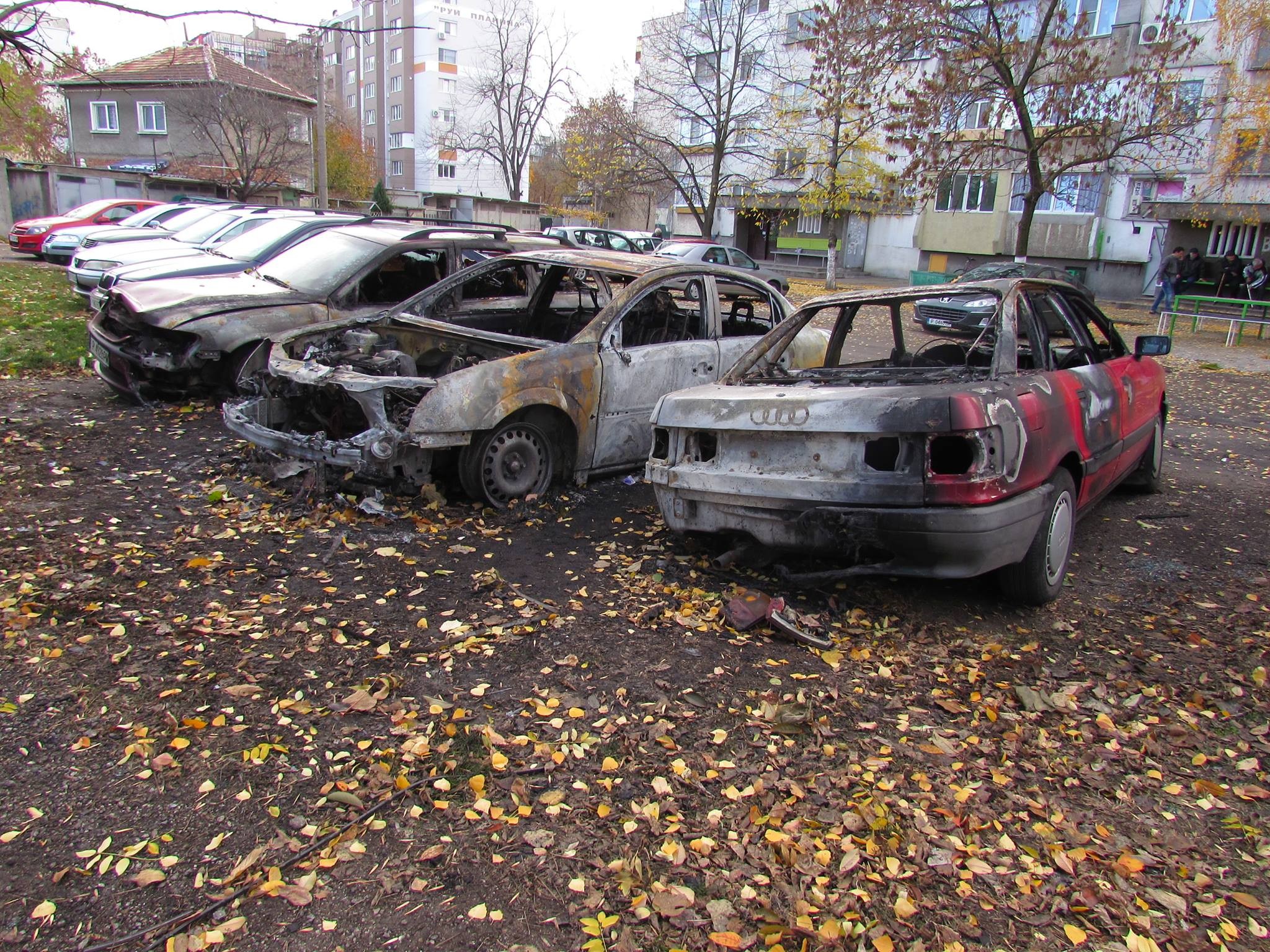  Три автомобила изгоряха напълно, още три- обгорени 