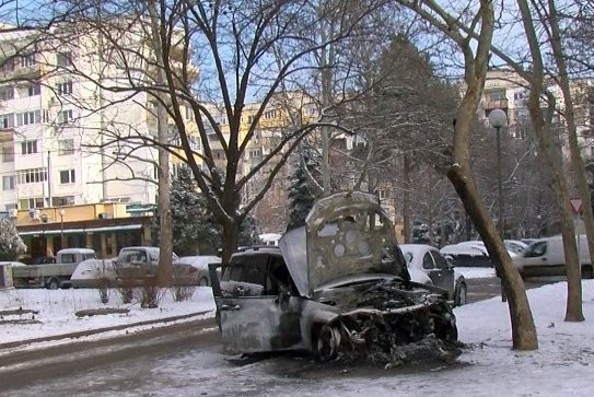 Пожар унищожи джип във `Възраждане`