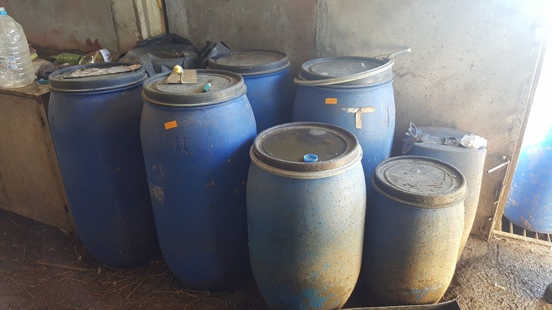 Митничари заловиха 1354 литра нелегална ракия в склад в Долапите