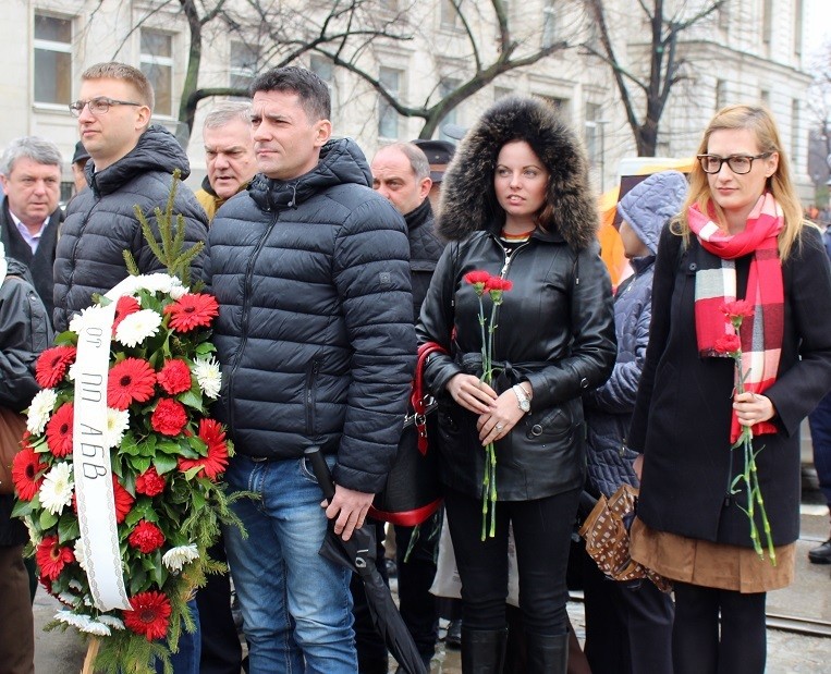 Венци и цветя пред паметника на Апостола на свободата в столицата 