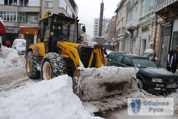 Снегопочистването в Русе продължава и в малките улички
