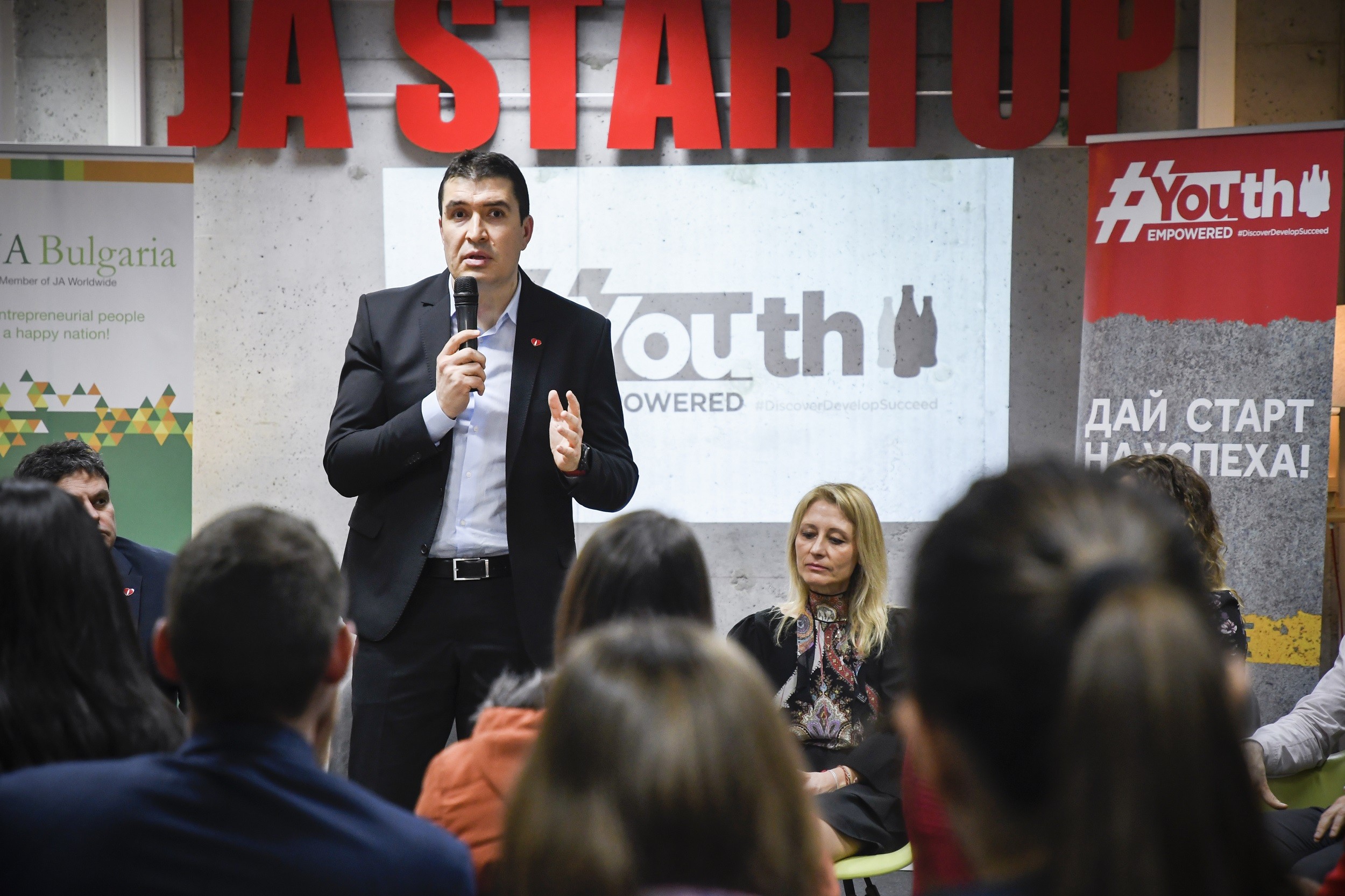 Стартира първата в България безплатна платформа за обучение и кариерно ориентиране YOUTH EMPOWERED 