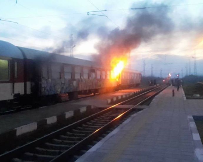 Няма пострадали след запалването на влак от София за Бургас